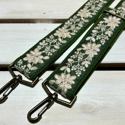 38mm幅・斜め掛け用ショルダーストラップ★グリーンベルト＋深緑地に生成りの糸の花刺繍★インド刺繍 2枚目の画像