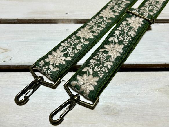 38mm幅・斜め掛け用ショルダーストラップ★グリーンベルト＋深緑地に生成りの糸の花刺繍★インド刺繍 2枚目の画像