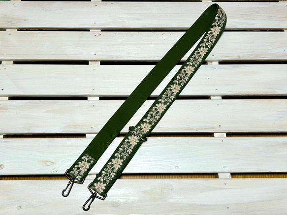 38mm幅・斜め掛け用ショルダーストラップ★グリーンベルト＋深緑地に生成りの糸の花刺繍★インド刺繍 5枚目の画像