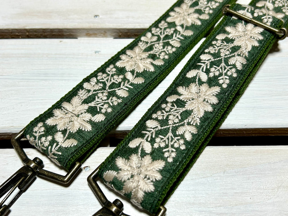 38mm幅・斜め掛け用ショルダーストラップ★グリーンベルト＋深緑地に生成りの糸の花刺繍★インド刺繍 1枚目の画像