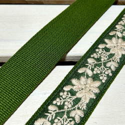 38mm幅・斜め掛け用ショルダーストラップ★グリーンベルト＋深緑地に生成りの糸の花刺繍★インド刺繍 4枚目の画像