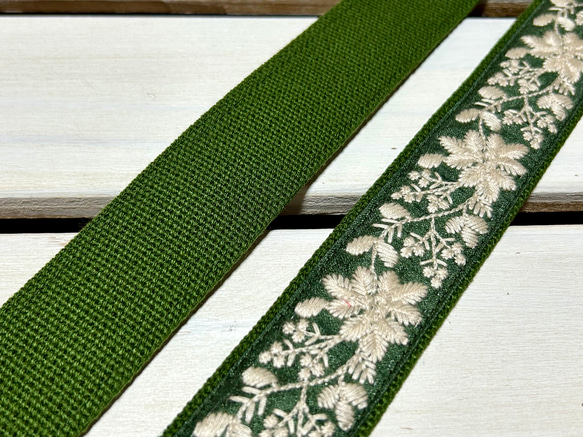 38mm幅・斜め掛け用ショルダーストラップ★グリーンベルト＋深緑地に生成りの糸の花刺繍★インド刺繍 4枚目の画像