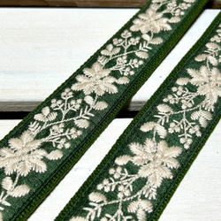 38mm幅・斜め掛け用ショルダーストラップ★グリーンベルト＋深緑地に生成りの糸の花刺繍★インド刺繍 3枚目の画像
