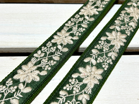 38mm幅・斜め掛け用ショルダーストラップ★グリーンベルト＋深緑地に生成りの糸の花刺繍★インド刺繍 3枚目の画像