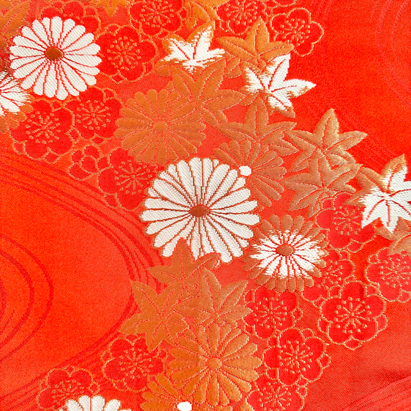 帯のタペストリー　鮮やかな朱色に花々の流水　着物リメイク インテリア　掛け軸 　古民家　和モダン　和室　壁掛け　日本 4枚目の画像
