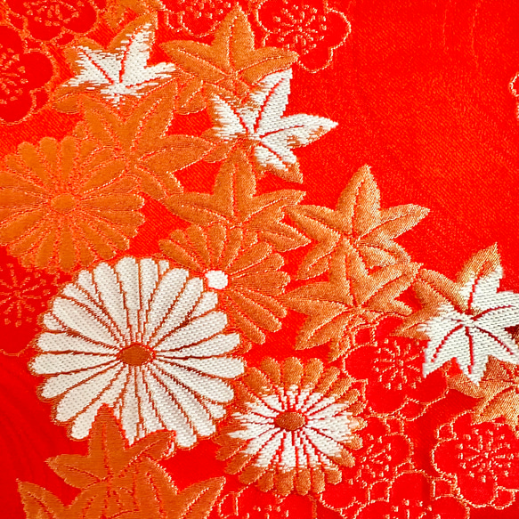帯のタペストリー　鮮やかな朱色に花々の流水　着物リメイク インテリア　掛け軸 　古民家　和モダン　和室　壁掛け　日本 5枚目の画像