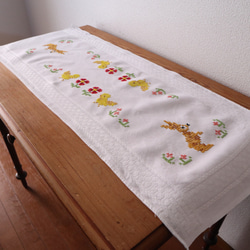 ドイツの手仕事/可愛いうさぎ・ひよこと小花の手刺繍 テーブルセンター (ヴィンテージ テーブルランナー) 3枚目の画像