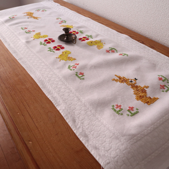 ドイツの手仕事/可愛いうさぎ・ひよこと小花の手刺繍 テーブルセンター (ヴィンテージ テーブルランナー) 4枚目の画像