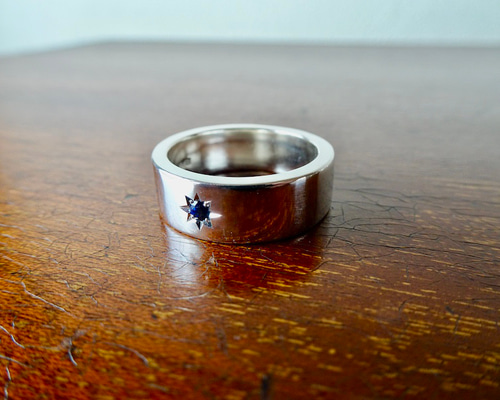 仁尾彫金『一つ星2.5mmサファイヤ、幅7mm、プラチナ平打リング  