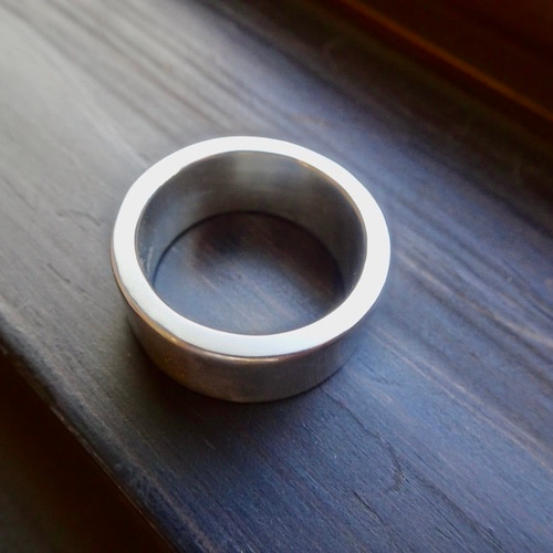 仁尾彫金『一つ星2.5mmサファイヤ、幅7mm、プラチナ平打