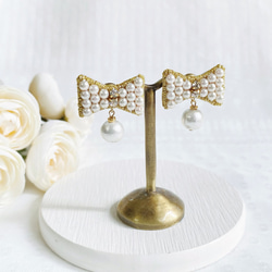 「Pearl ribbon」col:ゴールド　ビーズ刺繍リボンピアス/イヤリング 1枚目の画像