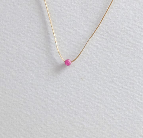 8【天然石ルビー】小さいプチサイズ　首元にちょこんと 肌にやさしい絹糸のネックレス　金具は14kgfを使用しています。 2枚目の画像
