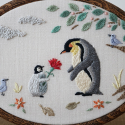赤いカーネーションとペンギンの親子　手刺繍パネル　［受注制作］ 4枚目の画像