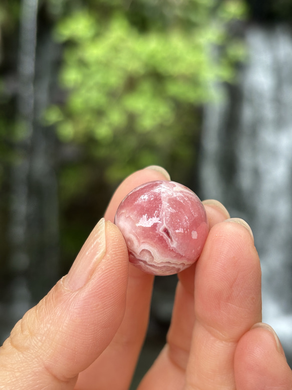 ミニ☆ロードクロサイト（インカローズ）☆スフィア☆16mm☆瀧川神社にて浄化済み☆天然水晶ビーズ台座付き☆No.1 11枚目の画像