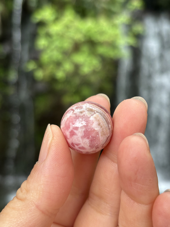 ミニ☆ロードクロサイト（インカローズ）☆スフィア☆16mm☆瀧川神社にて浄化済み☆天然水晶ビーズ台座付き☆No.1 9枚目の画像