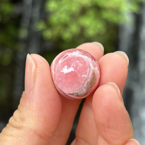 天然石　インカローズ　ミニスフィア　台座付き約1.6センチ⭐️No.1412 ミニ☆ロードクロサイト（インカローズ）☆スフィア☆16mm☆瀧川神社に