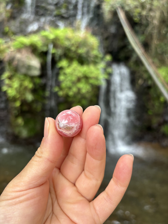 ミニ☆ロードクロサイト（インカローズ）☆スフィア☆16mm☆瀧川神社にて浄化済み☆天然水晶ビーズ台座付き☆No.1 19枚目の画像