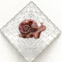 ビーズ刺繍のブローチ　-カタツムリ- snail 3枚目の画像