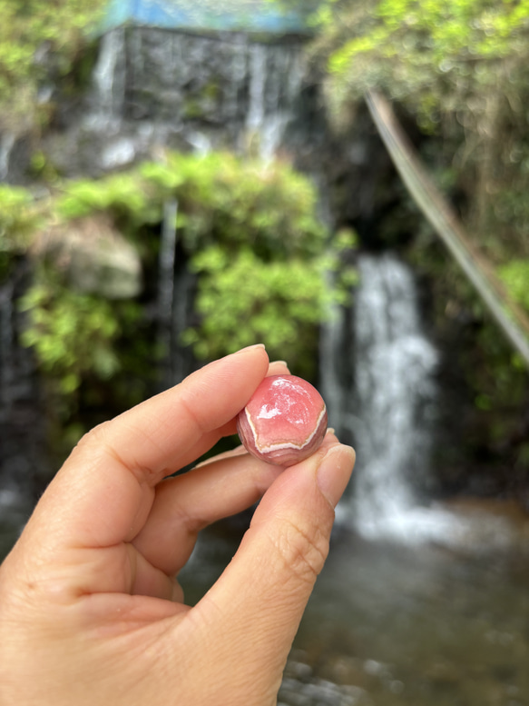 ミニ☆ロードクロサイト（インカローズ）☆スフィア☆22.3mm☆瀧川神社にて浄化済み☆天然水晶ビーズ台座付き☆No.2 10枚目の画像