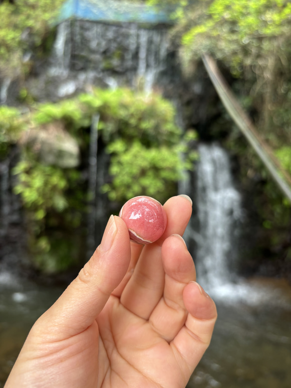 ミニ☆ロードクロサイト（インカローズ）☆スフィア☆22.3mm☆瀧川神社にて浄化済み☆天然水晶ビーズ台座付き☆No.2 11枚目の画像