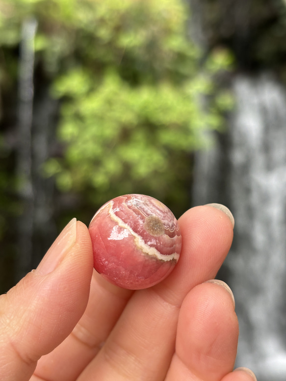 ミニ☆ロードクロサイト（インカローズ）☆スフィア☆22.3mm☆瀧川神社にて浄化済み☆天然水晶ビーズ台座付き☆No.2 6枚目の画像