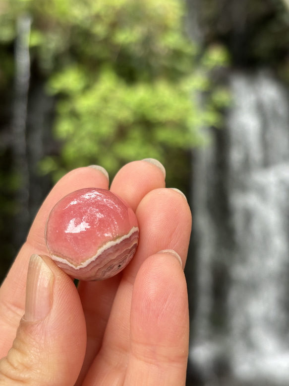 ミニ☆ロードクロサイト（インカローズ）☆スフィア☆22.3mm☆瀧川神社にて浄化済み☆天然水晶ビーズ台座付き☆No.2 4枚目の画像