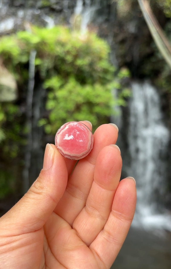 ミニ☆ロードクロサイト（インカローズ）☆スフィア☆22.3mm☆瀧川神社にて浄化済み☆天然水晶ビーズ台座付き☆No.3 2枚目の画像