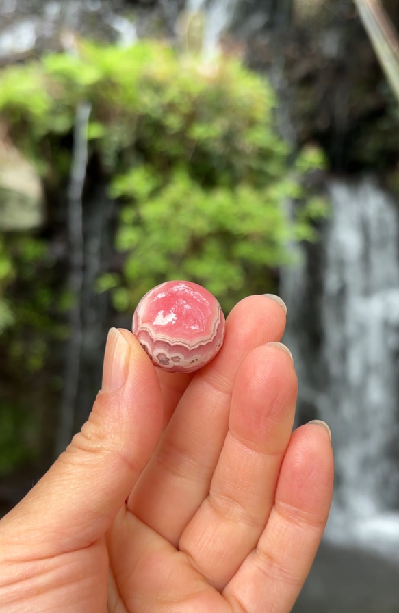 ミニ☆ロードクロサイト（インカローズ）☆スフィア☆22.3mm☆瀧川神社にて浄化済み☆天然水晶ビーズ台座付き☆No.3 3枚目の画像