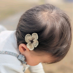 ベビーヘアクリップ♡刺繍フラワーヘアアクセサリー♡ 1枚目の画像