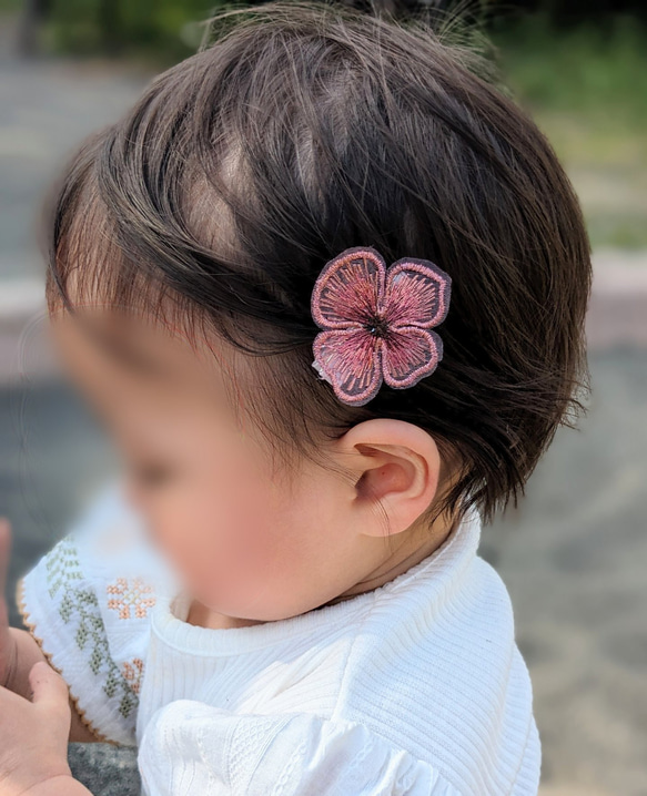 ベビーヘアクリップ♡刺繍フラワーヘアアクセサリー♡ 3枚目の画像