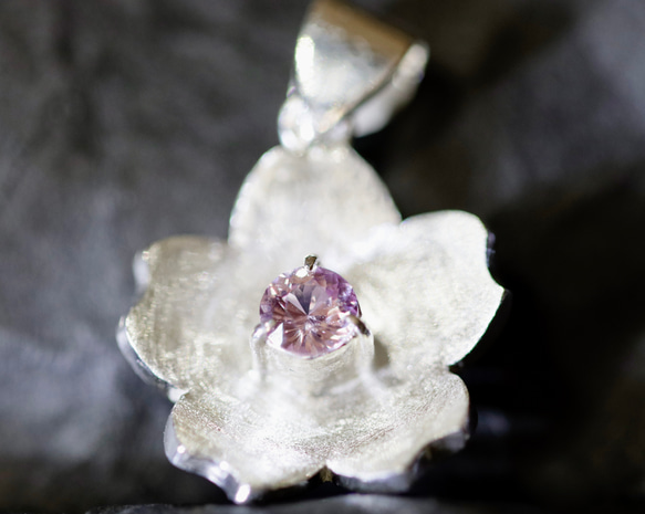 桜ペンダントトップ 950 シルバー 天然石サファイア Zakkano の ブランド 2枚目の画像
