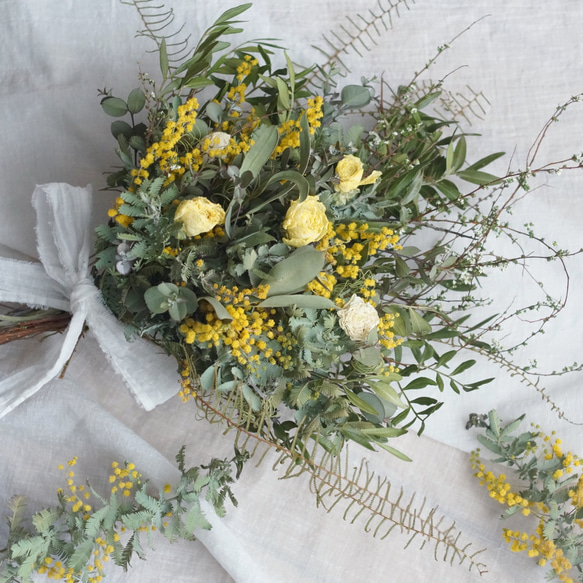 ラナンキュラスとミモザのブーケ ラナンキュラスとミモザのラウンドブーケ | ガーランドフェア フラワー