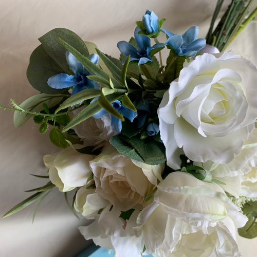 白バラとブルースターのウェディングブーケ＆ブートニア【アーティ