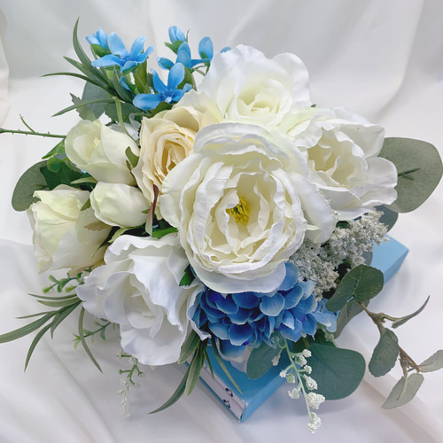 白バラとブルースターのウェディングブーケ＆ブートニア【アーティ