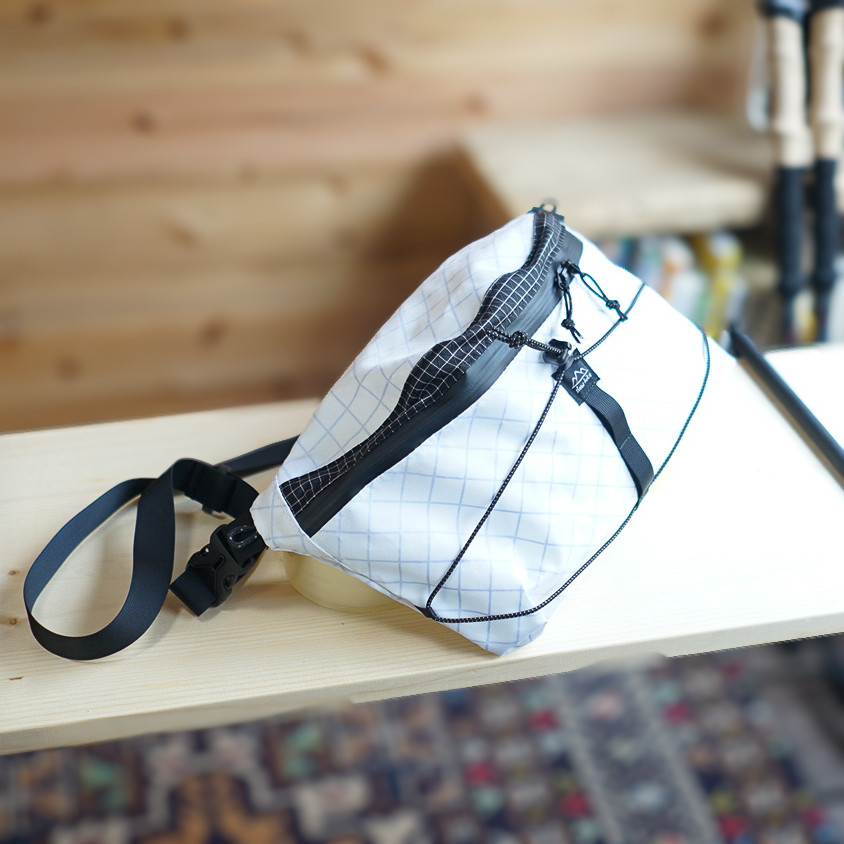 ECOPAK・ホワイト｜ハイカーナナメバッグ・L /登山・旅行・キャンプ・アウトドア・音楽フェス・ボディバッグ