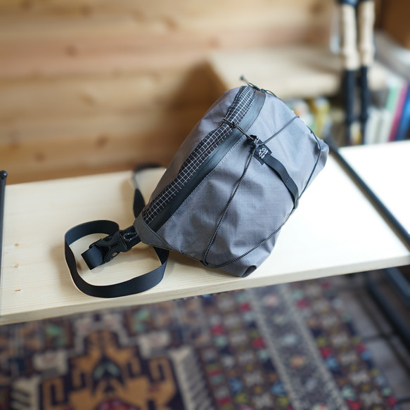 グレー キャンバス ボディバッグ ECOPAK・グレー｜ハイカーナナメバッグ・L /登山・旅行