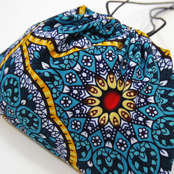 【晴れやかブルー2024】アフリカ布の巾着ショルダー（ アラベスク ）斜めがけ たすき掛け インナーバッグ 4枚目の画像