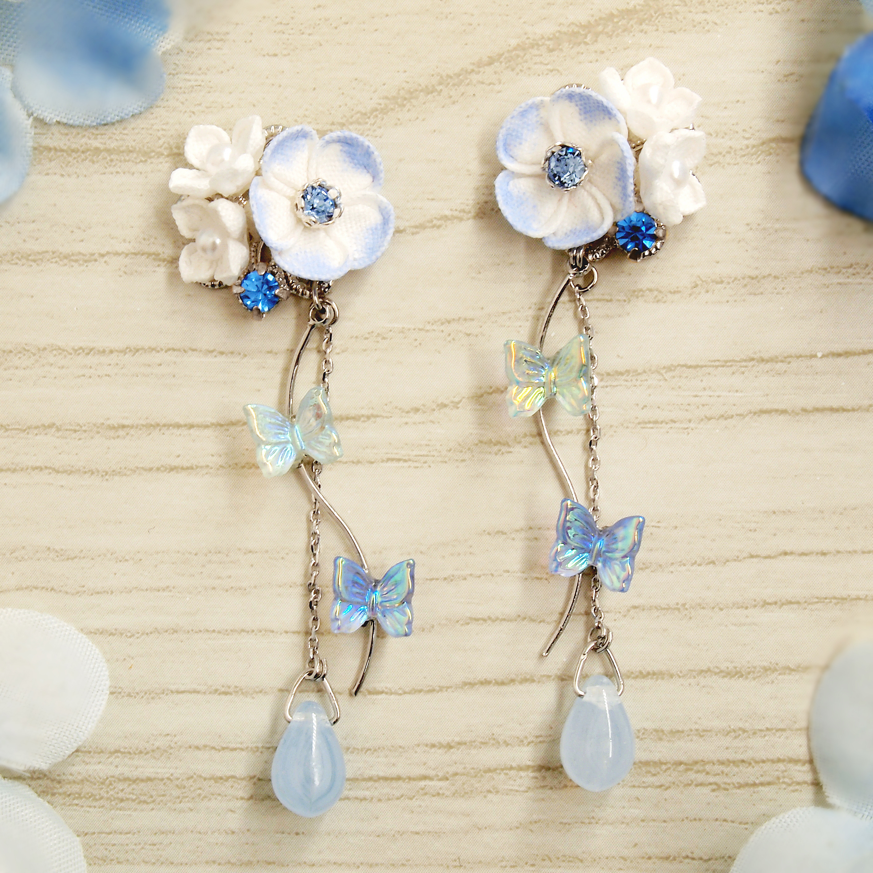 ネモフィラと蝶が舞うピアス （ つまみ細工＊受注制作 ）