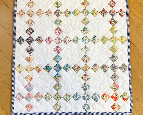 ハート❤️がいっぱいタペストリー リバティ パッチワーク