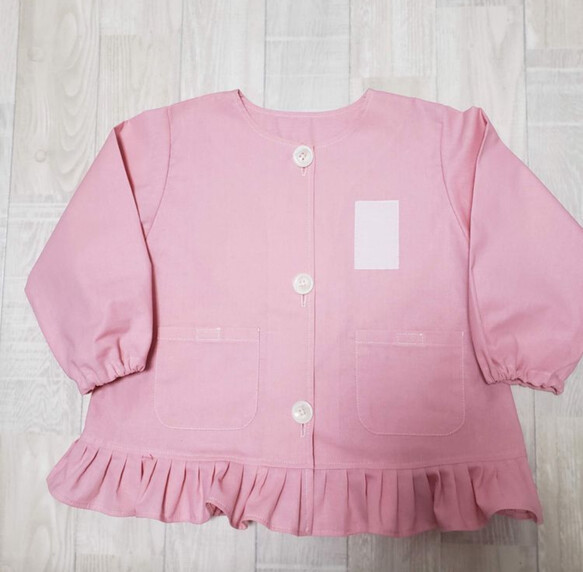 【80～160】ピンク  桜 無地 シンプル 前ボタン 長袖スモック 裾フリル 着丈延長可