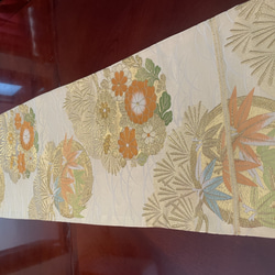 2547柔らかいクリーム色の豪華刺繍の袋帯リメイク　正絹テーブルランナー 1枚目の画像