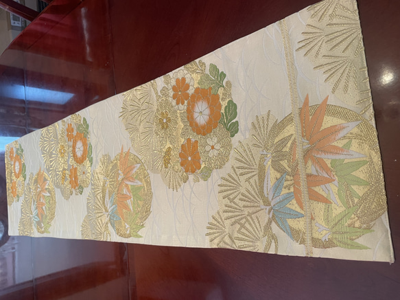 2547柔らかいクリーム色の豪華刺繍の袋帯リメイク　正絹テーブルランナー 1枚目の画像