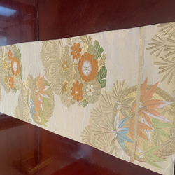 2547柔らかいクリーム色の豪華刺繍の袋帯リメイク　正絹テーブルランナー 5枚目の画像
