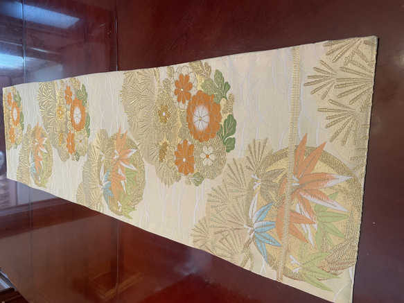 2547柔らかいクリーム色の豪華刺繍の袋帯リメイク　正絹テーブルランナー 5枚目の画像