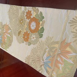 2547柔らかいクリーム色の豪華刺繍の袋帯リメイク　正絹テーブルランナー 2枚目の画像