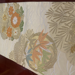 2547柔らかいクリーム色の豪華刺繍の袋帯リメイク　正絹テーブルランナー 3枚目の画像