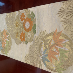 2547柔らかいクリーム色の豪華刺繍の袋帯リメイク　正絹テーブルランナー 4枚目の画像