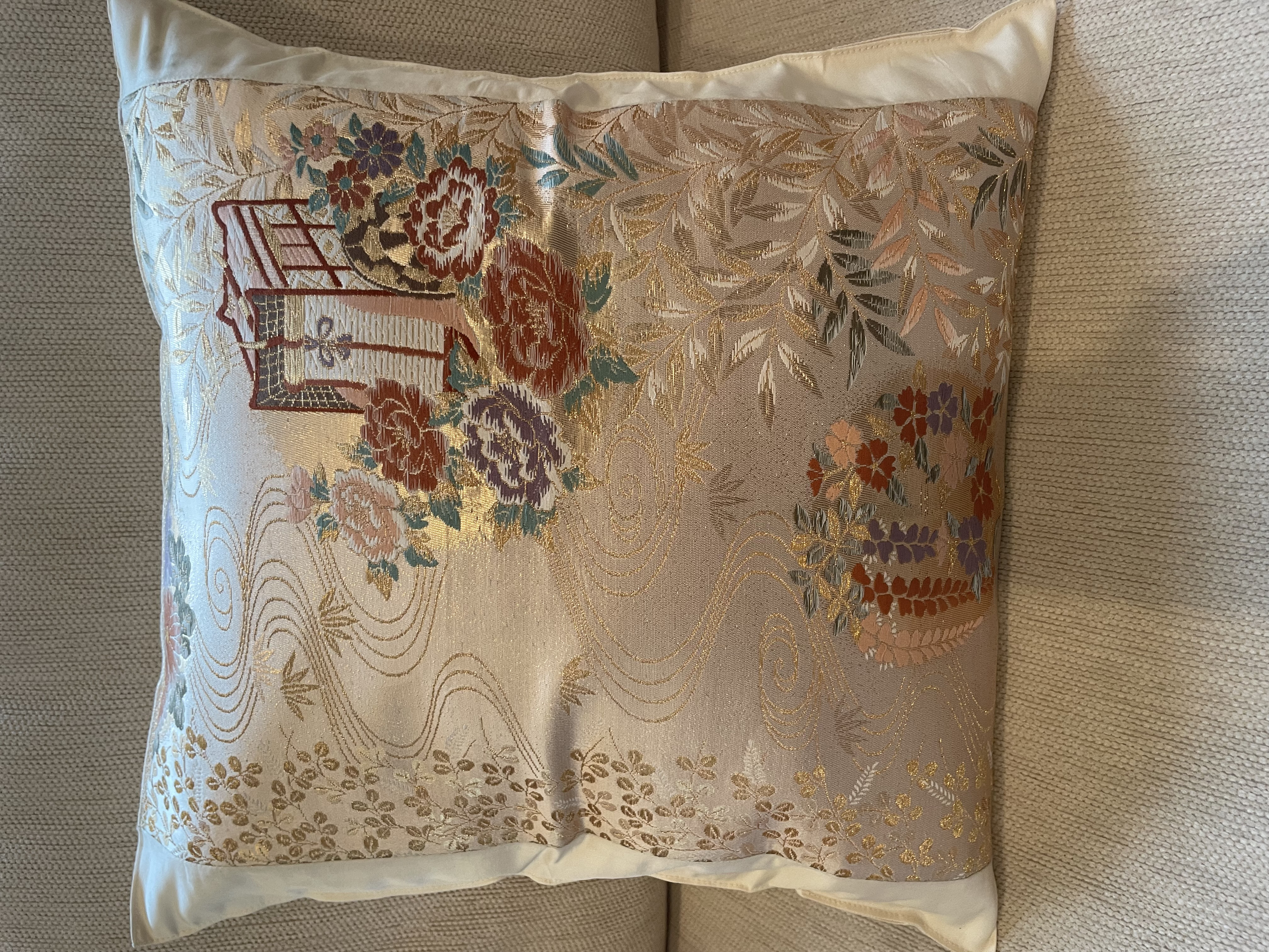 素敵な 2552豪華刺繍の袋帯リメイク 正絹クッションカバー40cm✖️40cm クッションカバー