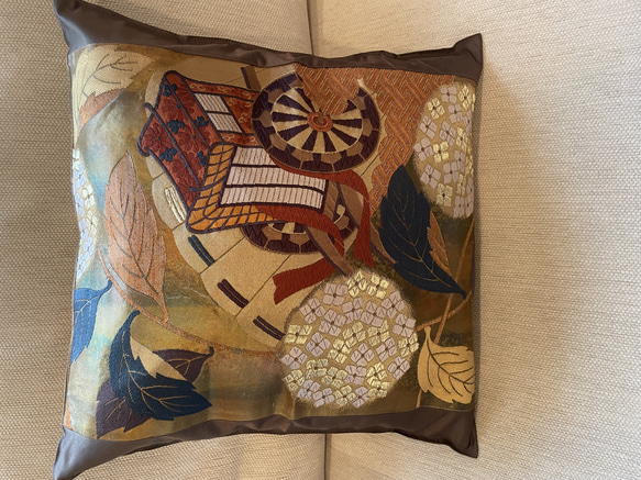 2553シックなブラウン！豪華刺繍の袋帯で作った正絹クッションカバー