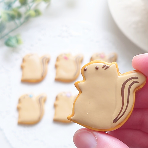 ブローチ／ピンバッジ】リスさんのアイシングクッキー ブローチ にじ